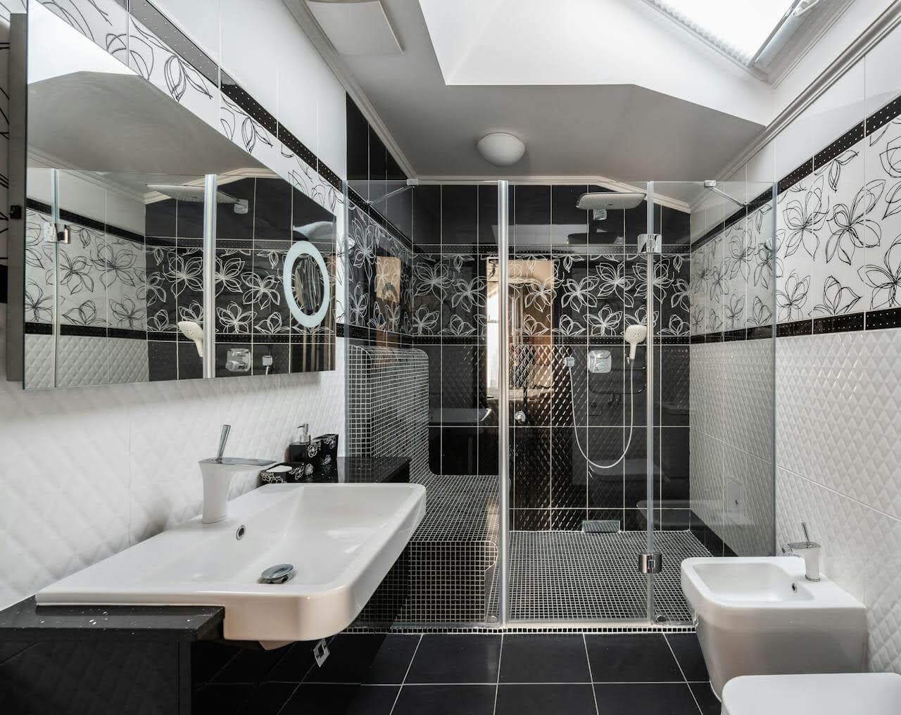 La douche italienne carrelée : Un choix idéal pour une salle de bain adaptée aux PMR
